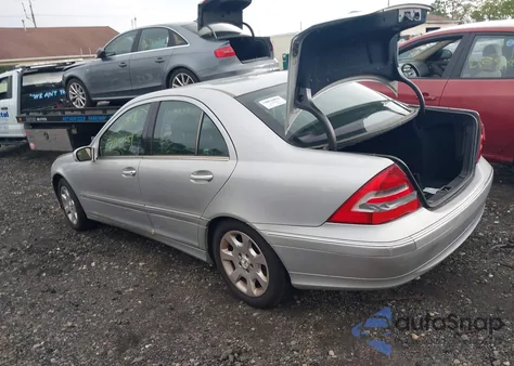 2005 Mercedes-Benz C 240 Luxury 4Matic z USA, uszkodzony, nr VIN WDBRF81J85F562954